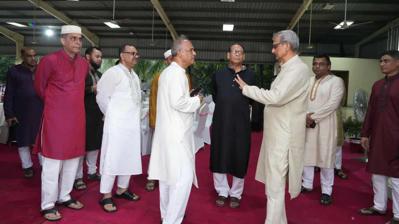 আইনশৃঙ্খলা বাহিনীর সদস্যদের সঙ্গে স্বরাষ্ট্র উপদেষ্টার শুভেচ্ছা বিনিময়