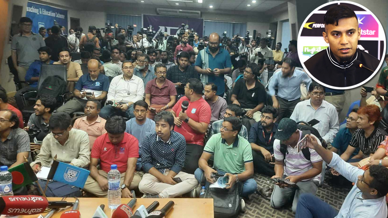 সাংবাদিকরা বসলেন ফ্লোরে, কষ্ট জামাল ভূঁইয়ার