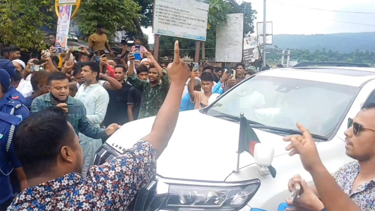 দুই উপদেষ্টার গাড়িবহর আটকে বিক্ষোভ, ১৫৯ জনের বিরুদ্ধে মামলা