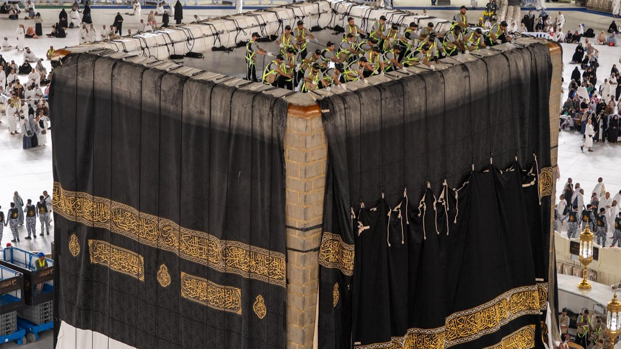 নতুন গিলাফে সজ্জিত হলো পবিত্র কাবা