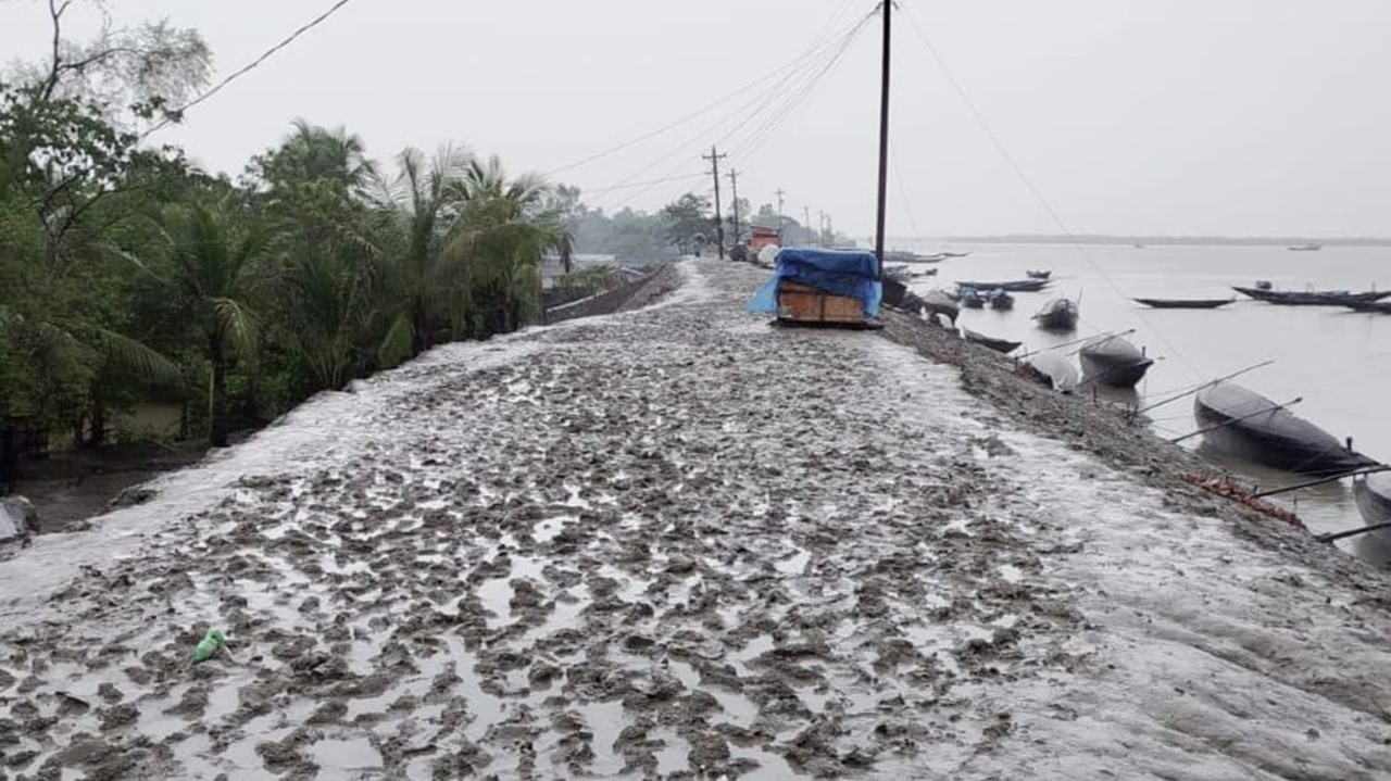 সাতক্ষীরায় টানা বৃষ্টিতে জনজীবন বিপর্যস্ত, গাবুরায় দুর্ভোগের শেষ নেই