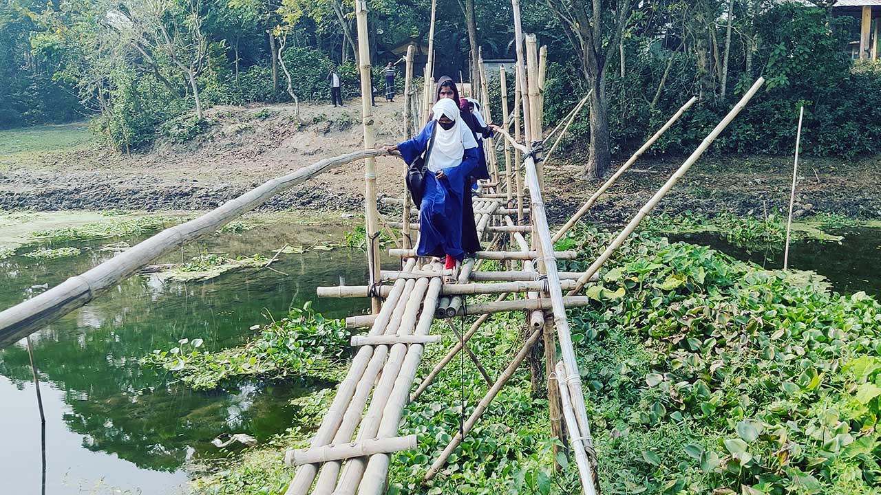 এই বাঁশের সাঁকো দিয়ে প্রতিদিন শত শত মানুষ পারাপার হয়