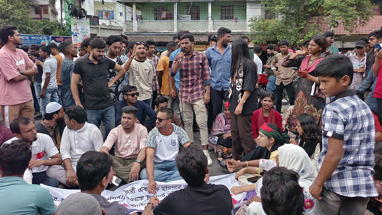 এবার পুলিশ কমিশনারের পদত্যাগ দাবিতে কেএমপি ঘেরাও, অবস্থান কর্মসূচি