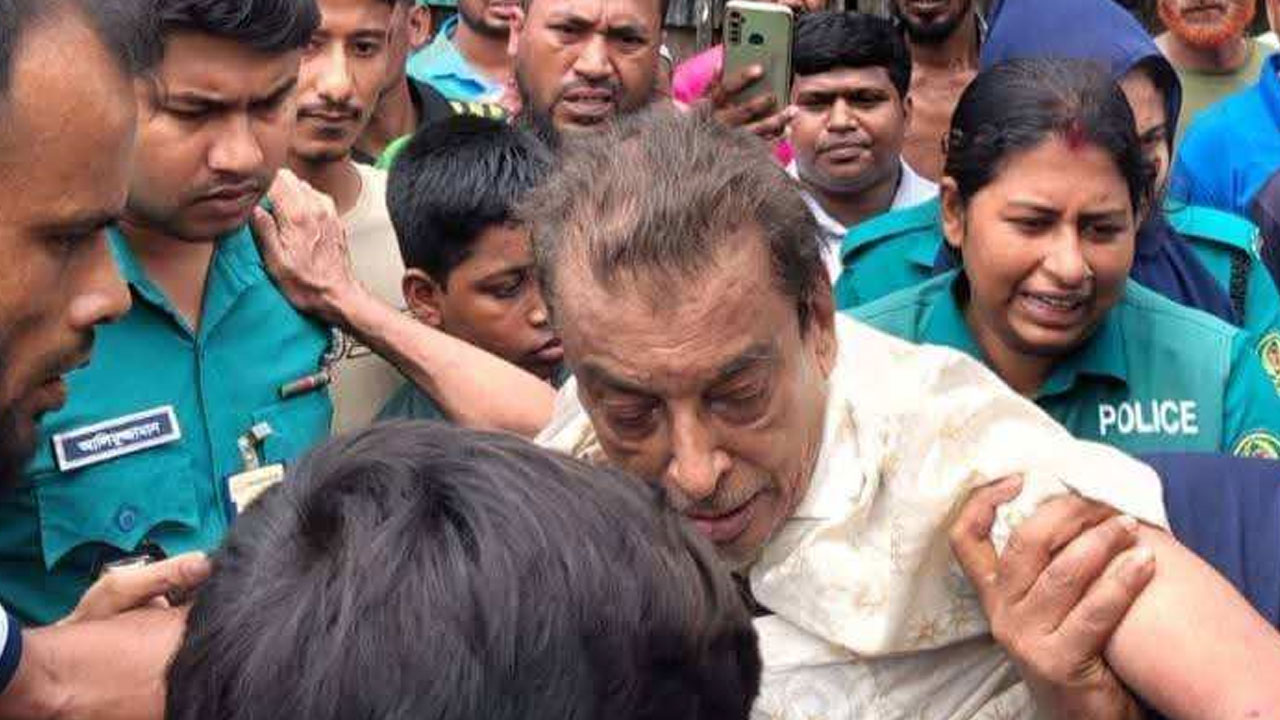 খুলনায় আ.লীগ নেতাকে গণধোলাই দিয়ে পুলিশে সোপর্দ