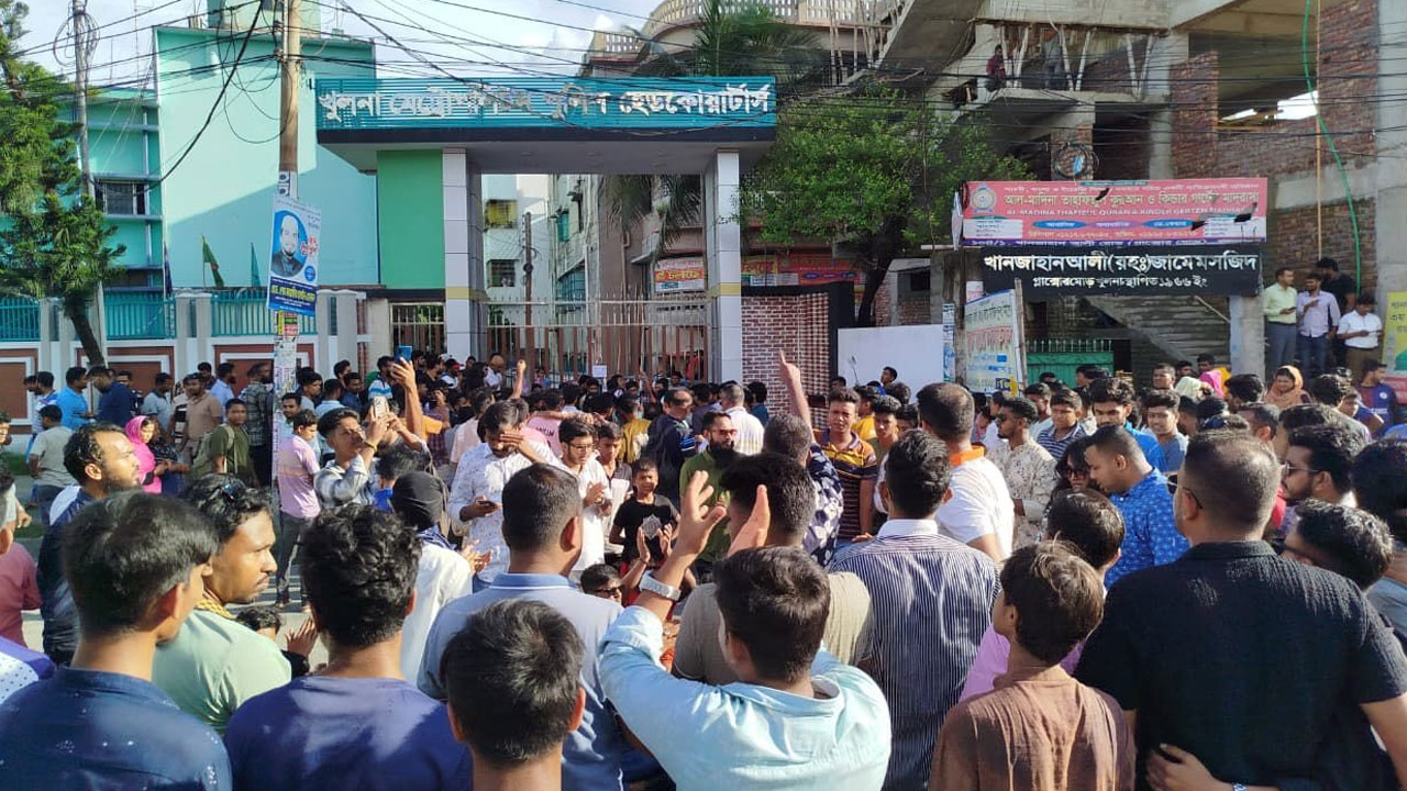 এসআই সুকান্তকে ছেড়ে দেওয়ায় কেএমপির সদর দপ্তর ঘেরাও, প্রধান ফটকে তালা