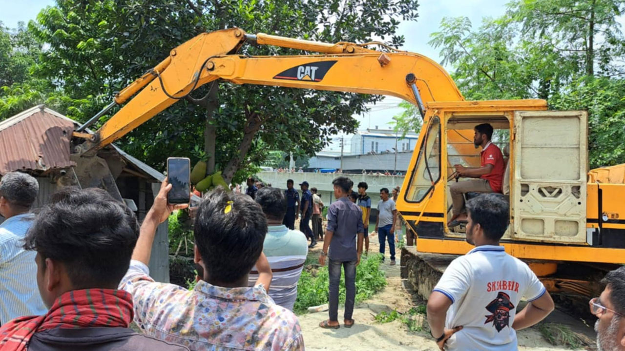 কুষ্টিয়ায় পাউবোর জমি থেকে ৩৫ অবৈধ স্থাপনা উচ্ছেদ