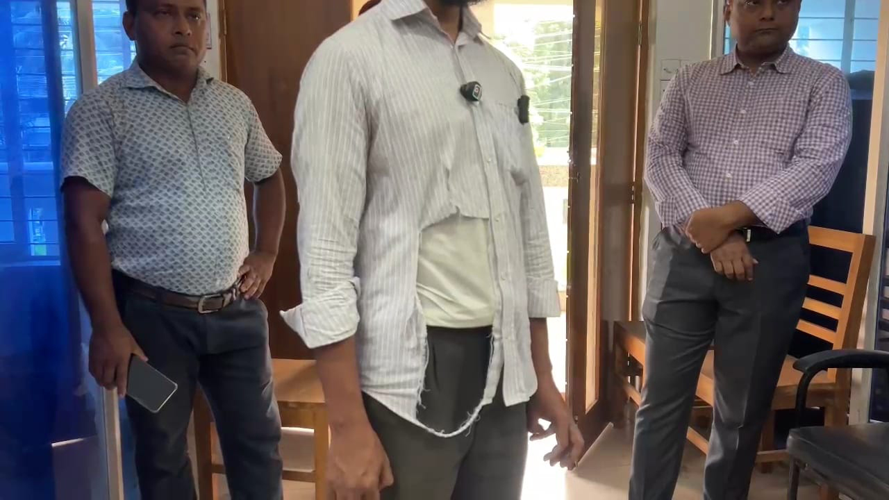 লক্ষ্মীপুরে আদালতে আইনজীবী-কর্মচারীদের হাতাহাতি