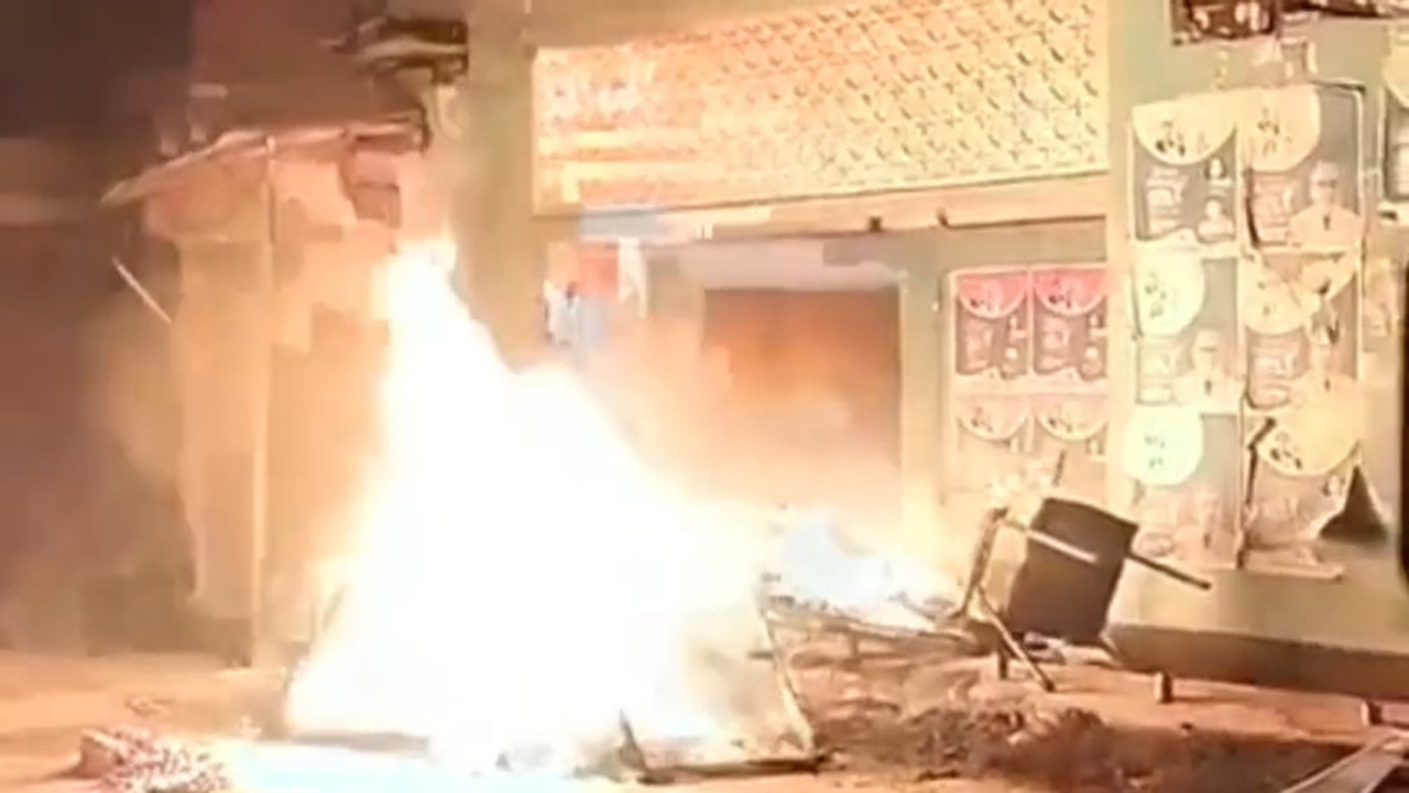 লালমনিরহাটে জাতীয় পার্টির কার্যালয়ে ভাঙচুর ও অগ্নিসংযোগ