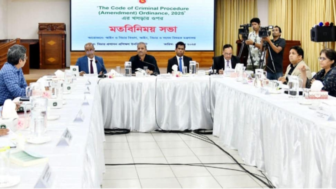 জনগণের প্রত্যাশা পূরণে সরকার আন্তরিকভাবে কাজ করছে : আইন উপদেষ্টা