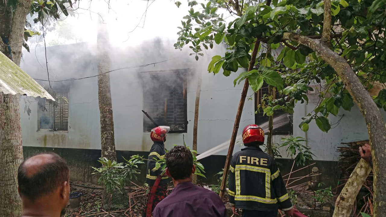 প্রবাসীকে পিটিয়ে হত্যা, শ্বশুরবাড়িতে আগুন দিল গ্রামবাসী
