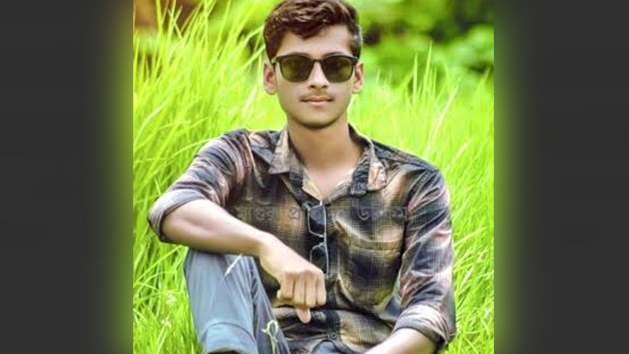 নিজ বাড়ির টিনের চাল থেকে কলেজছাত্রের মরদেহ উদ্ধার 