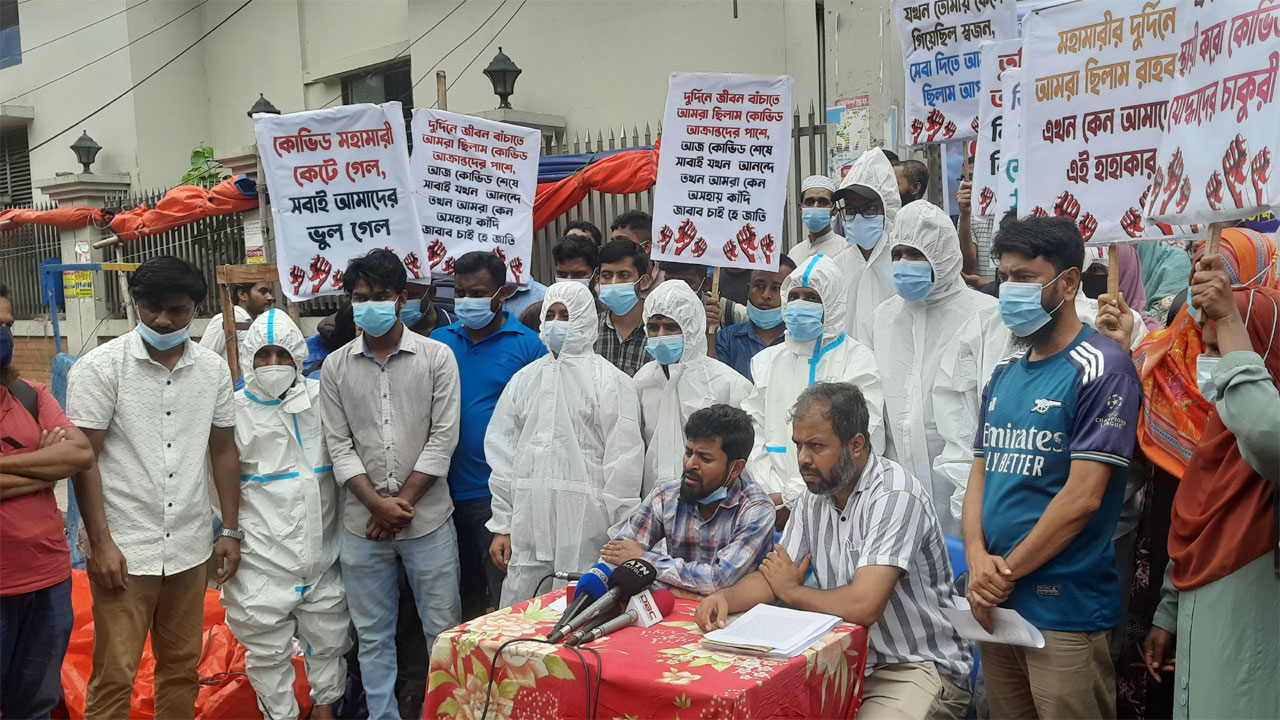 চাকরি স্থায়ীকরণ ও বকেয়া বেতনের দাবিতে ইআরপিপি কর্মীদের অবস্থান