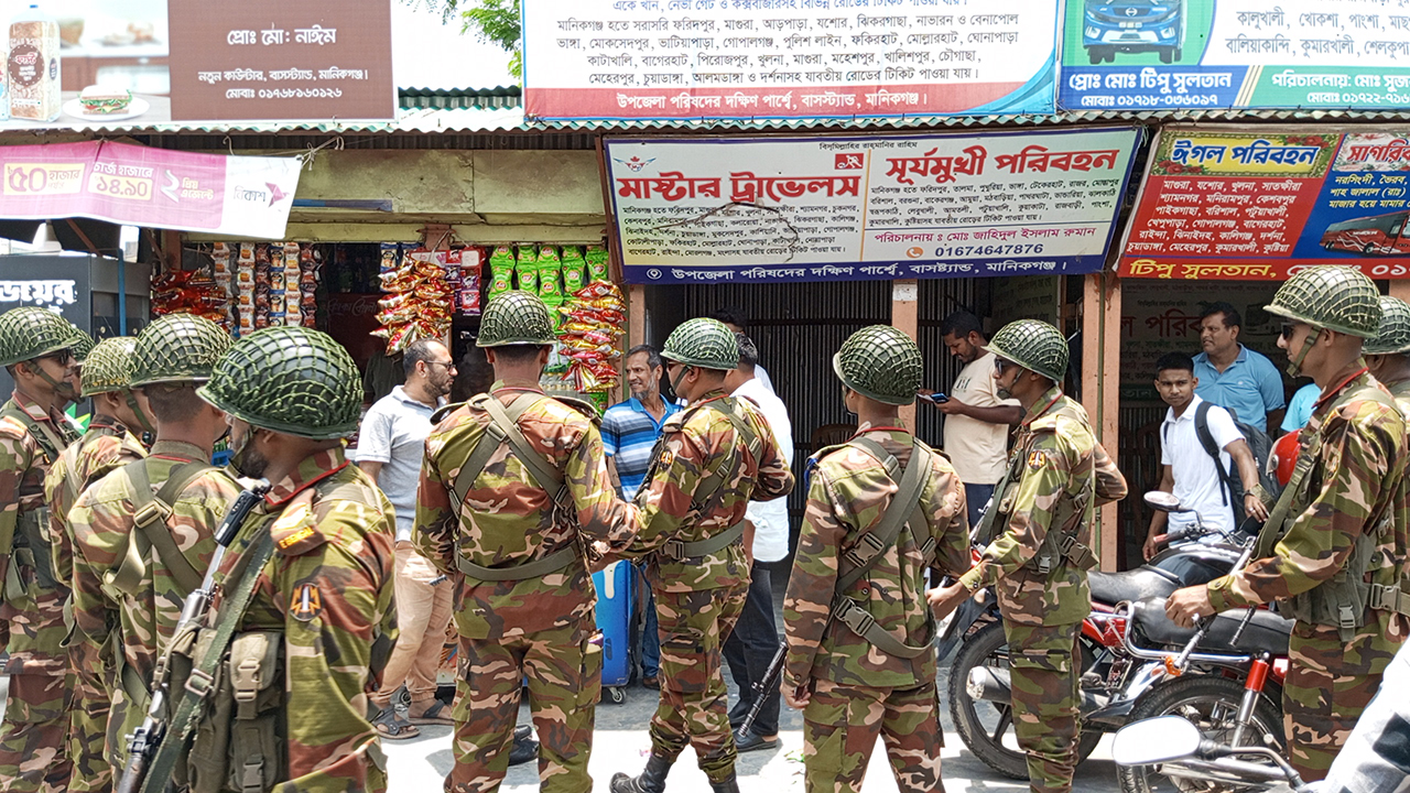 ঈদযাত্রা নির্বিঘ্ন করতে সড়ক ও নৌপথে সেনাবাহিনীর নজরদারি