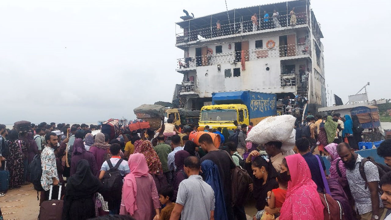 পাটুরিয়ায় ঘরমুখো মানুষের ঢল