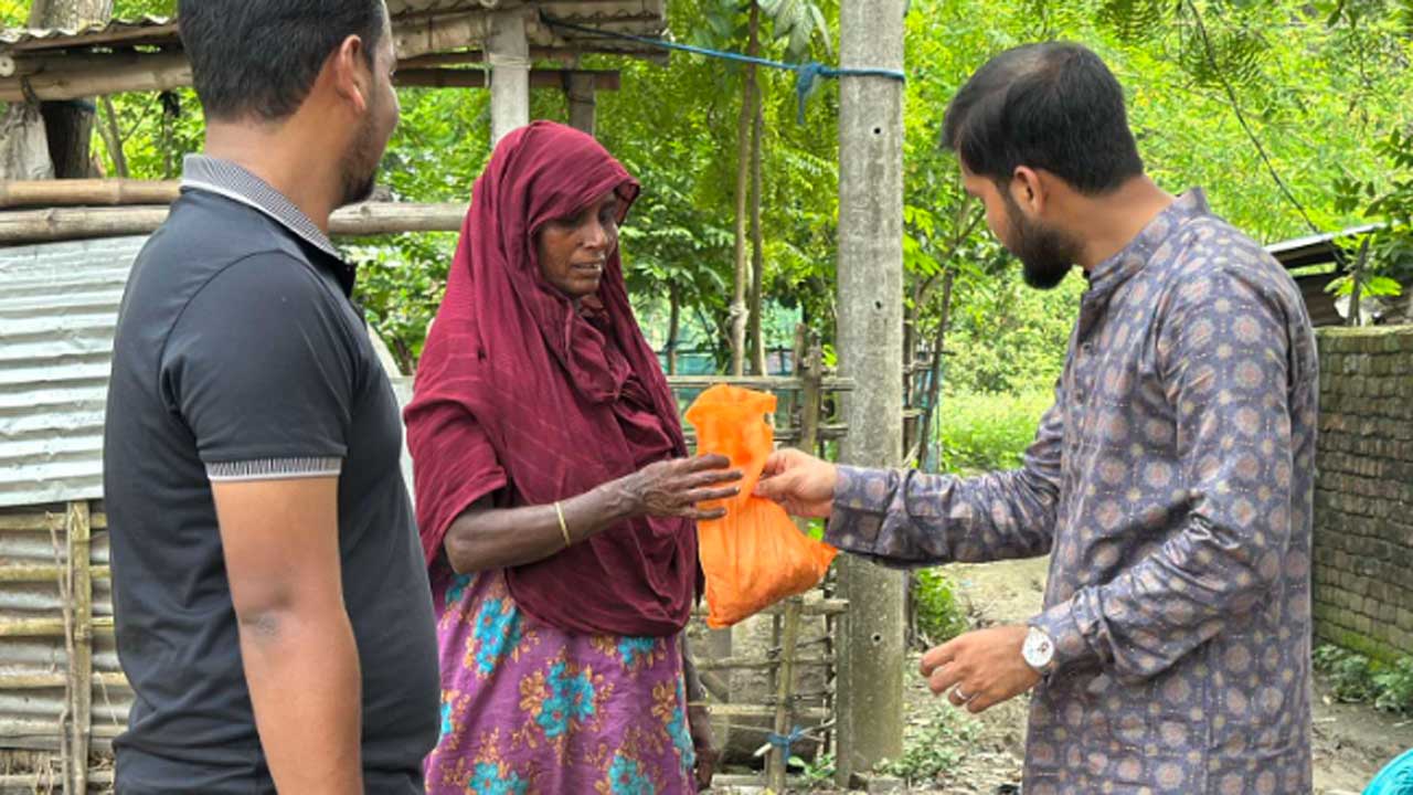 এনসিপির উদ্যোগে গাংনীতে কোরবানির মাংস বিতরণ