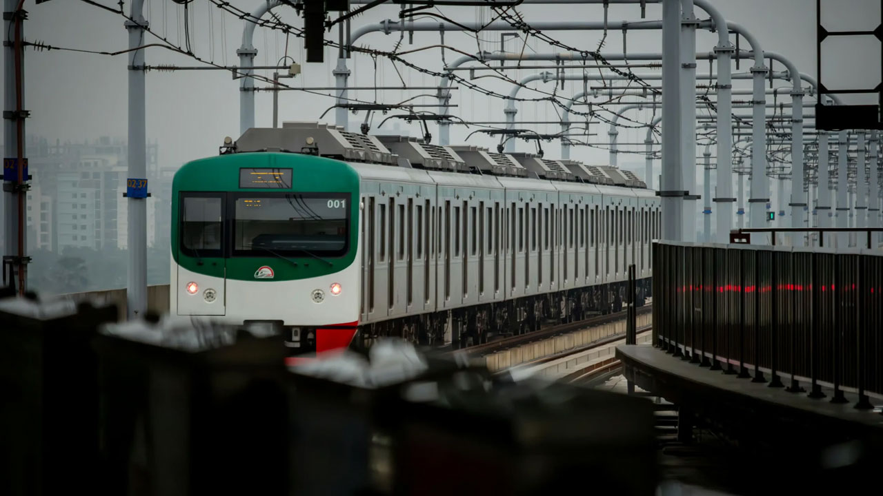 চলছে মেট্রোরেল, বহন করা যাবে না মাংস