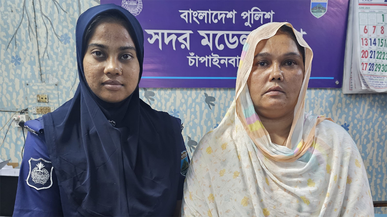 মেলার স্টলে আ. লীগের প্রতিষ্ঠাবার্ষিকী পালন, মহিলা লীগ নেত্রী আটক