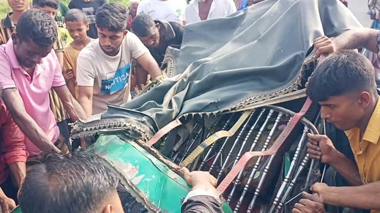 ময়মনসিংহে বাস-সিএনজি সংর্ঘষে নিহত ২