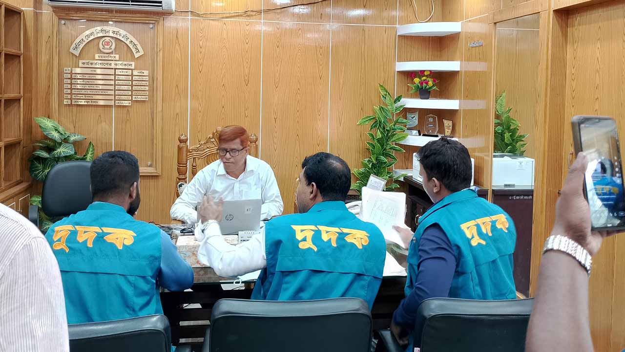ময়মনসিংহে নির্বাচন অফিসে দুদকের অভিযান, হয়রানির অভিযোগ সেবাপ্রার্থীদের