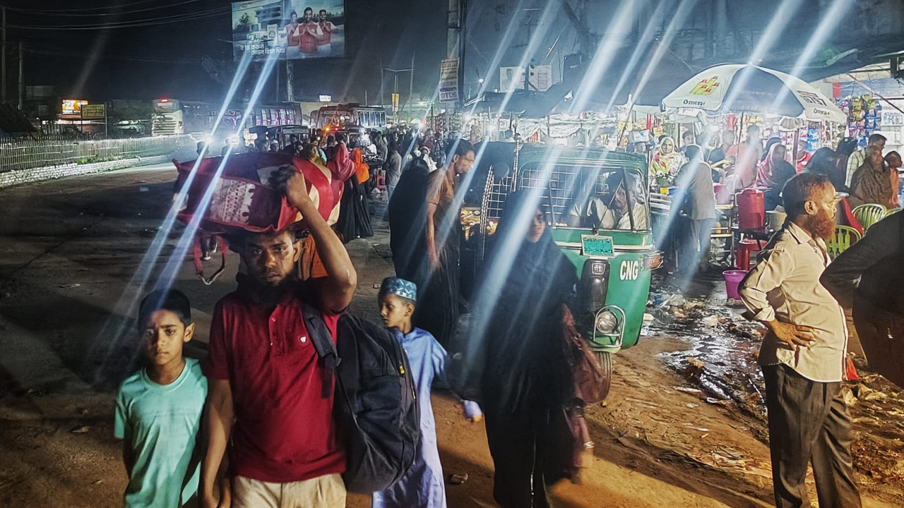 গভীর রাতেও ময়মনসিংহ বাইপাসে ঘরমুখো মানুষের স্রোত, পথে পথে হয়রানি