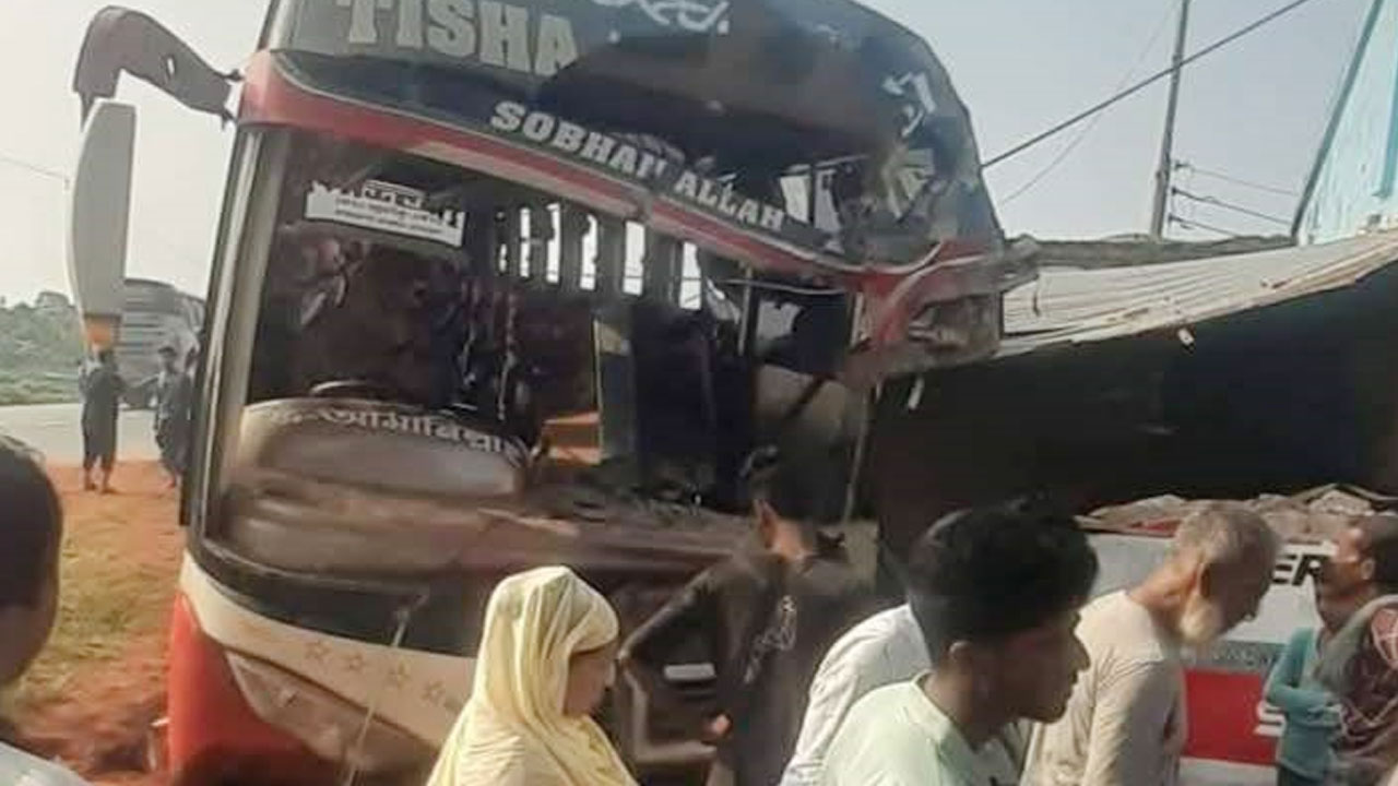 বাস নিয়ন্ত্রণ হারিয়ে মসজিদে ধাক্কা, বাবা-ছেলে নিহত