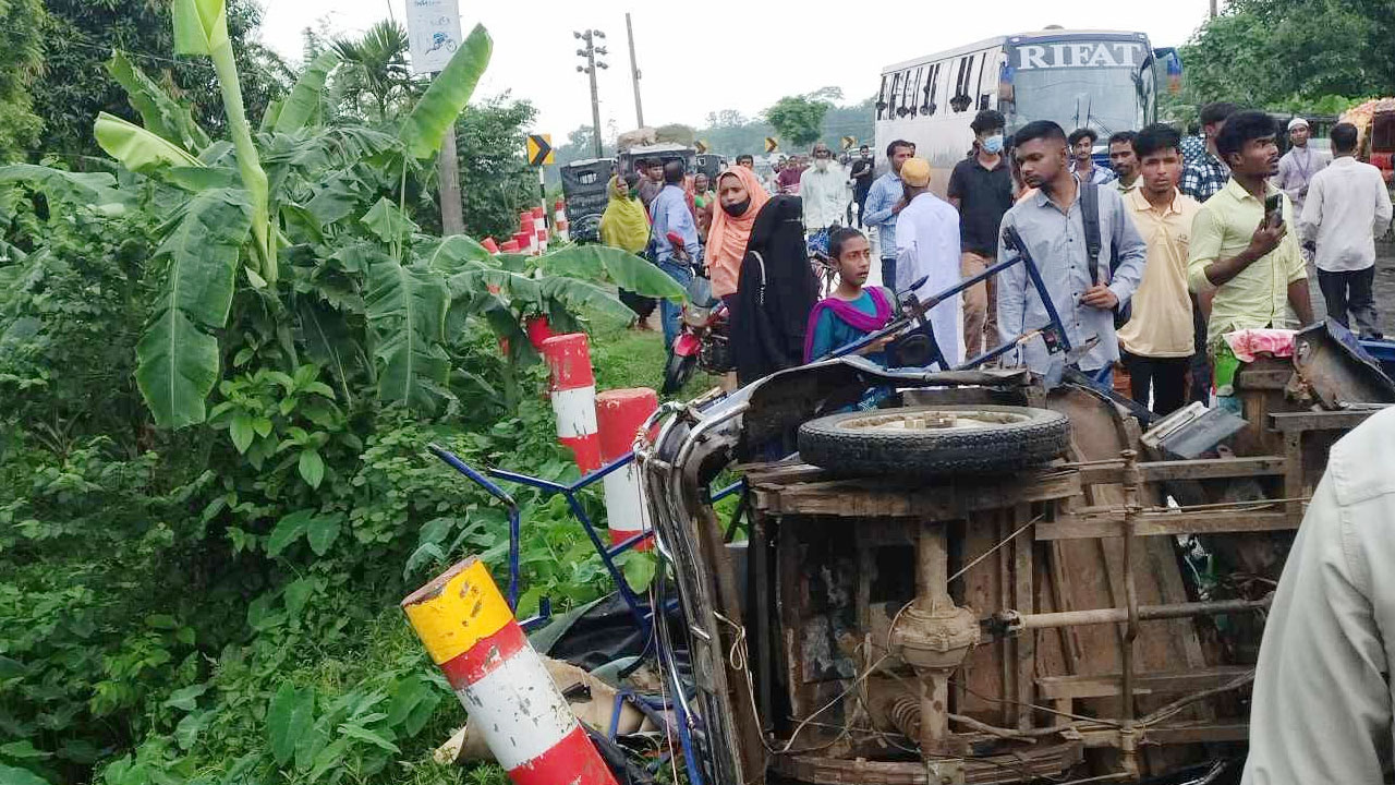 ময়মনসিংহে বাসের সঙ্গে চার গাড়ির সংঘর্ষে নিহত ২