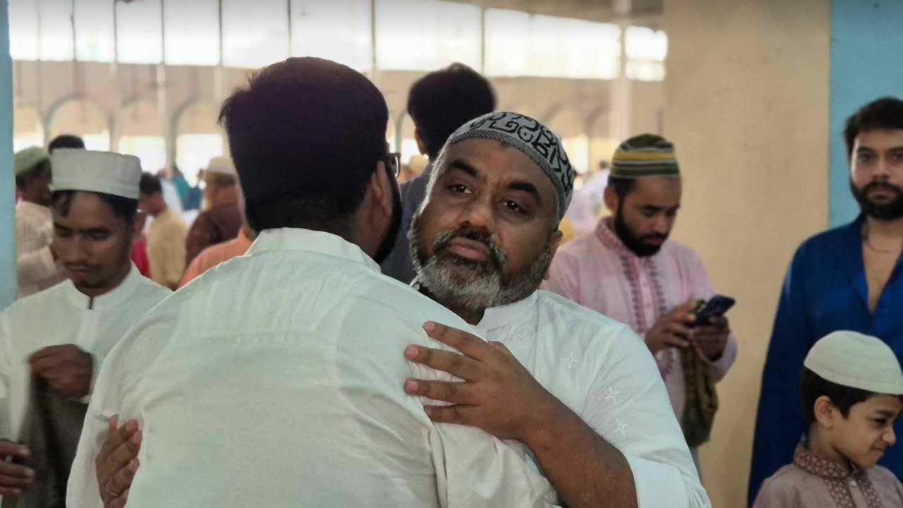 উৎসবের আমেজে উদযাপিত হচ্ছে ঈদুল আজহা