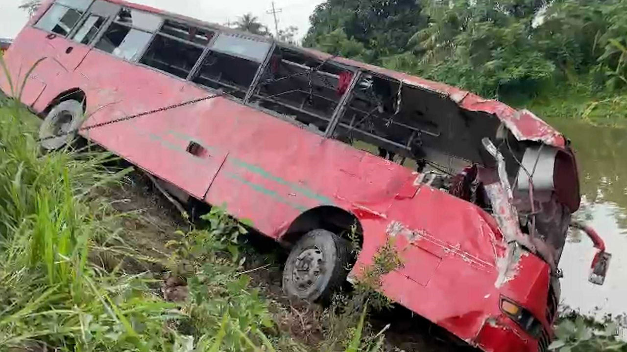 নাটোরে সড়ক দুর্ঘটনায় নিহত ৩