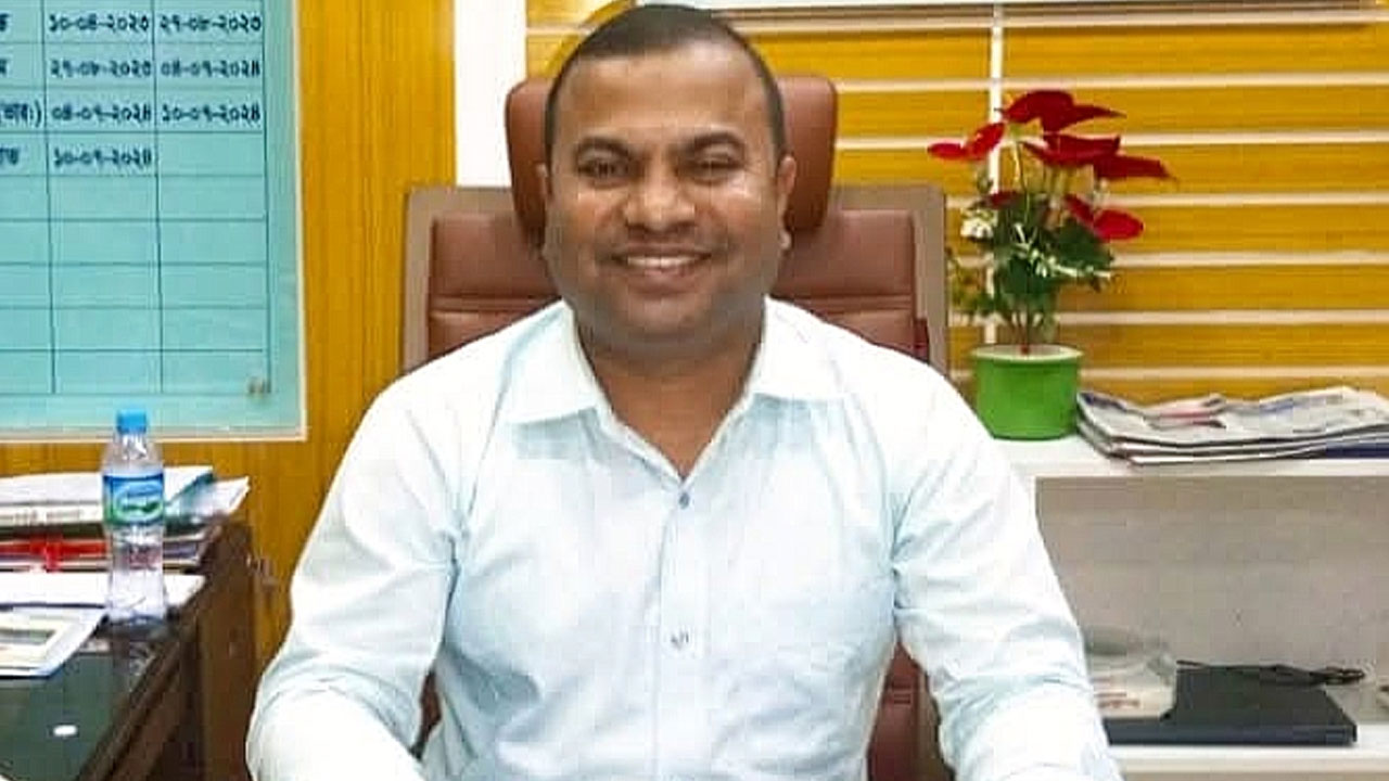 নাটোরের অতিরিক্ত জেলা প্রশাসককে শোকজ