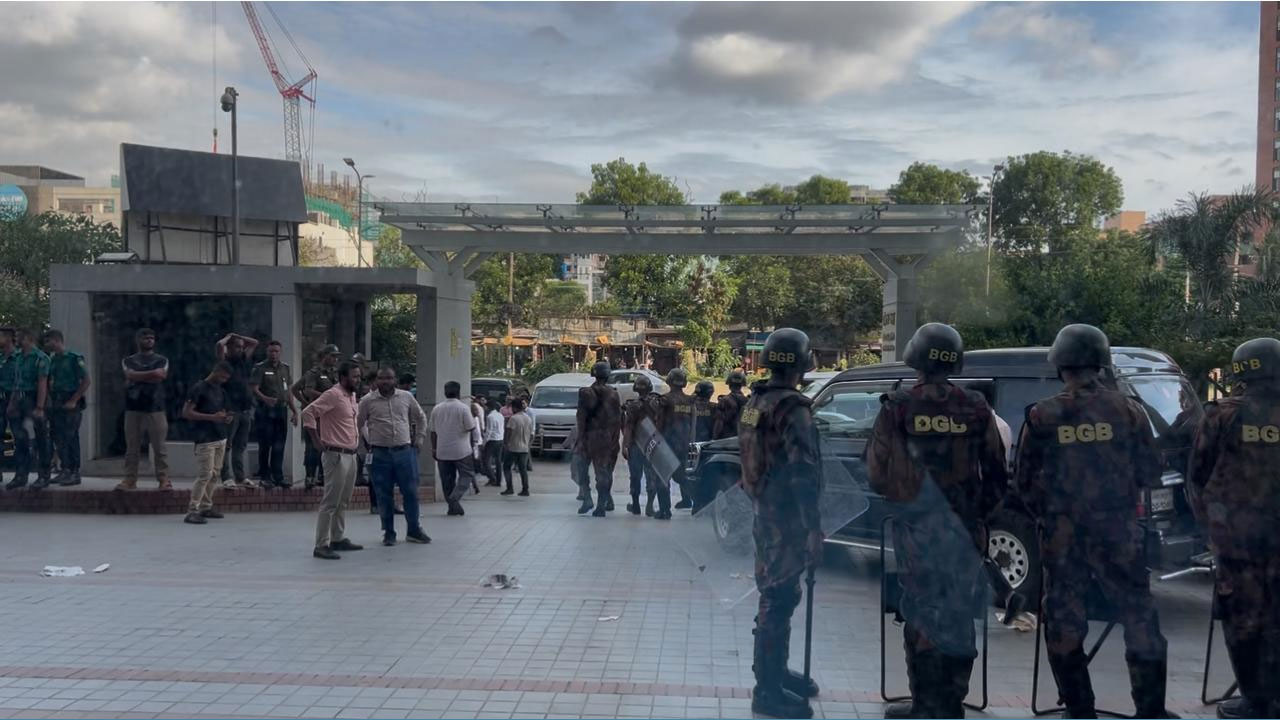 পুলিশ পাহারায় অফিস করলেন এনবিআর চেয়ারম্যান