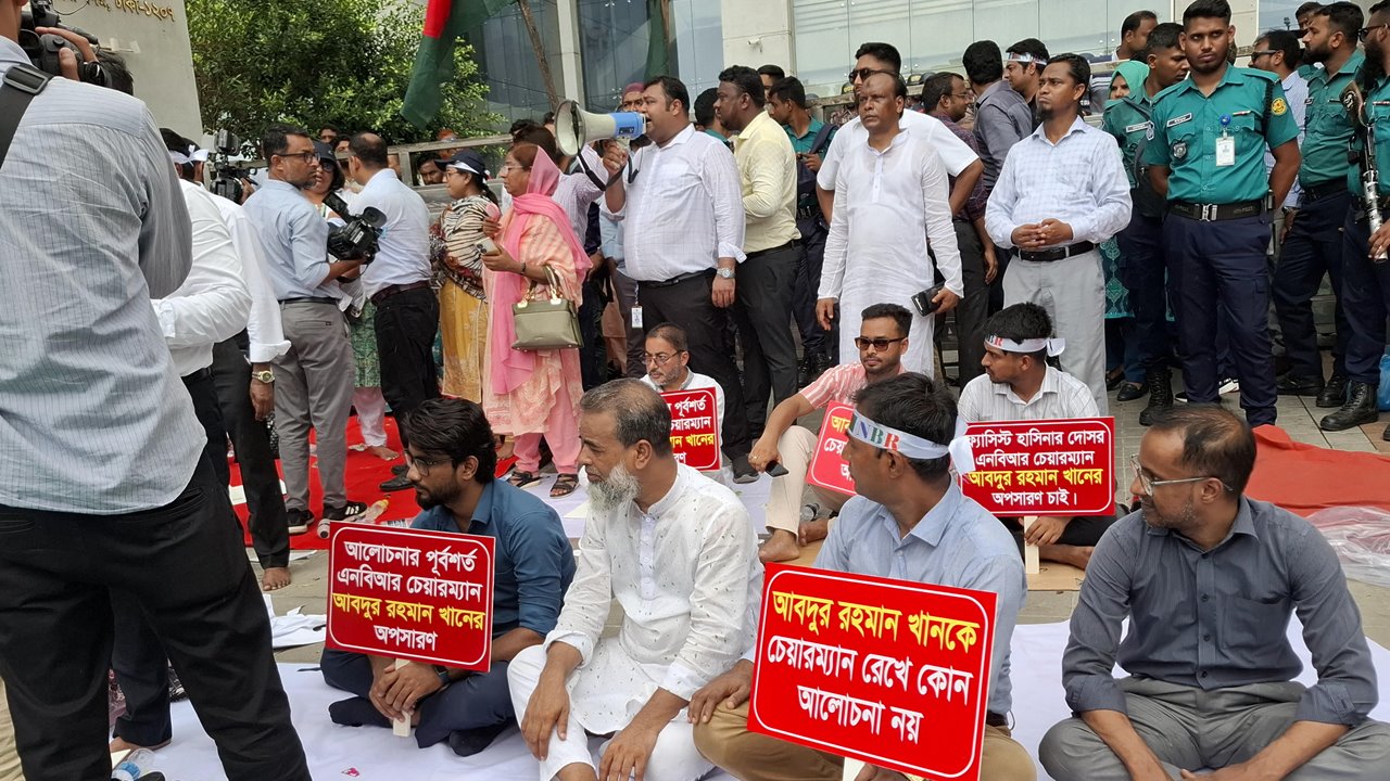 ‘দফা এক দাবি এক, চেয়ারম্যানের পদত্যাগ’, এনবিআরে আজও চলছে শাটডাউন