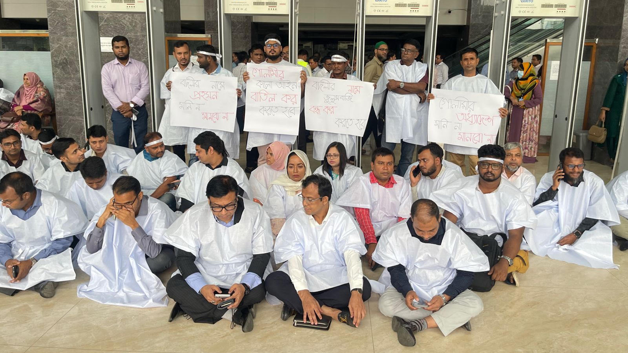 কাফনের কাপড় পরে এনবিআরে ফের কলম বিরতি