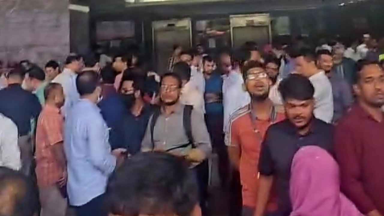 চেয়ারম্যান অপসারণে অবস্থান কর্মসূচি ও কলম বিরতি চলছে