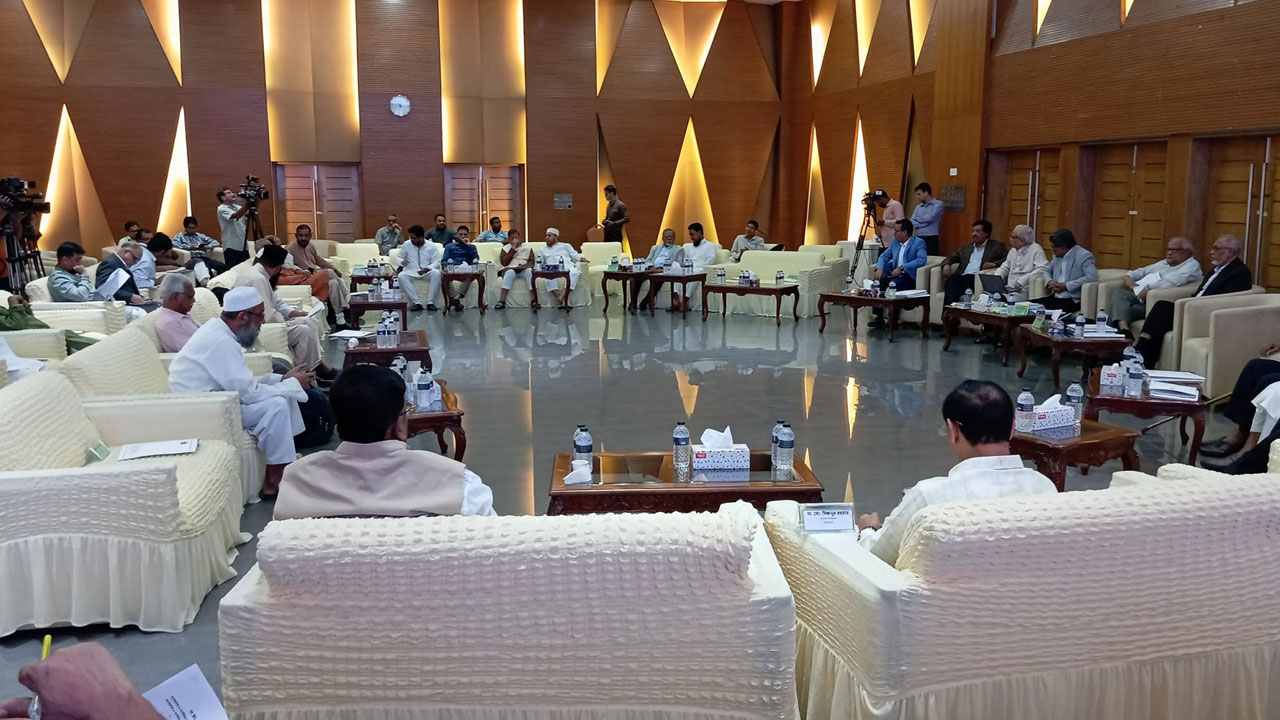 ঐকমত্য কমিশনের সঙ্গে রাজনৈতিক দলের দ্বিতীয় দফার সপ্তম দিনের বৈঠক শুরু