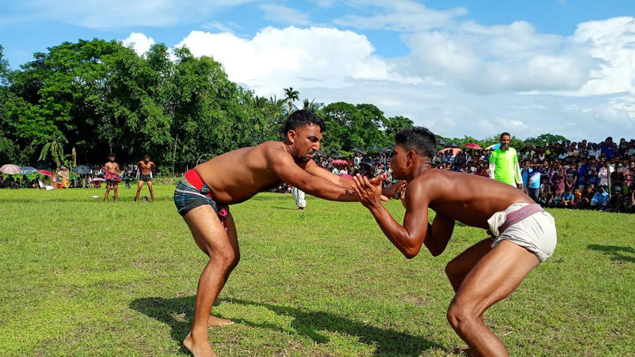 গ্রাম বাংলার হারিয়ে যাওয়া ঐতিহ্যবাহী কুস্তি খেলায় উপচেপড়া দর্শক