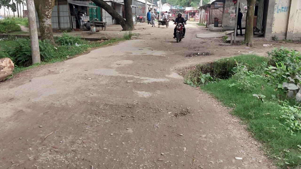 সাড়ে ৩ বছরেও শেষ হয়নি রাস্তার কাজ, ১৩ কোটি টাকা নিয়ে উধাও ঠিকাদার