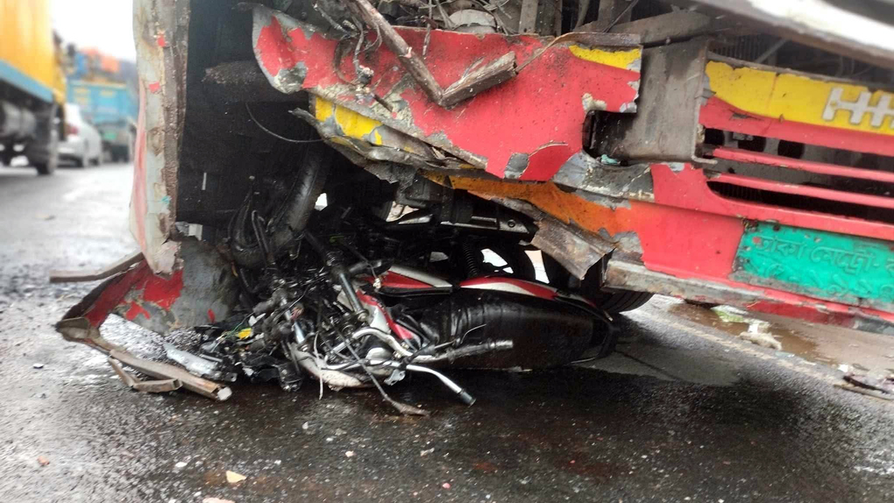 কর্মস্থলে যাওয়ার পথে বাসের ধাক্কায় প্রাণ গেল ২ শ্রমিকের