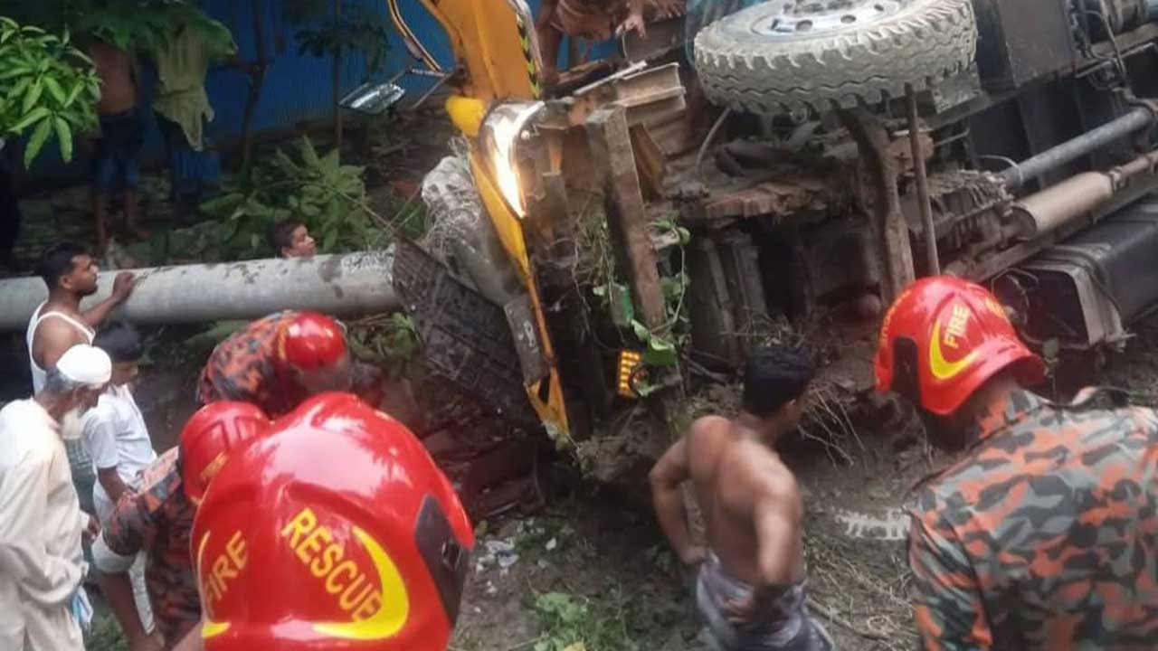 মালবাহী ট্রাক খাদে, চালককে উদ্ধার করল ফায়ার সার্ভিস