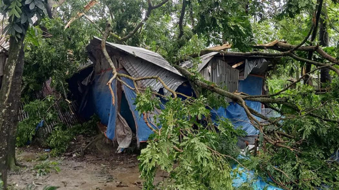 আকস্মিক টর্নেডোতে নোয়াখালীতে ৪ গ্রাম লণ্ডভণ্ড, দুর্ভোগে বহু পরিবার