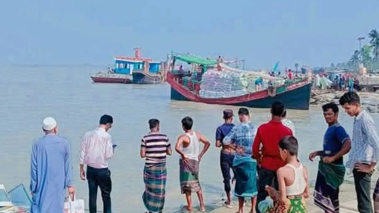 হাতিয়ায় ৬ কোটি টাকার পণ্য নিয়ে ট্রলারডুবি, ৬ মাঝিমাল্লা উদ্ধার