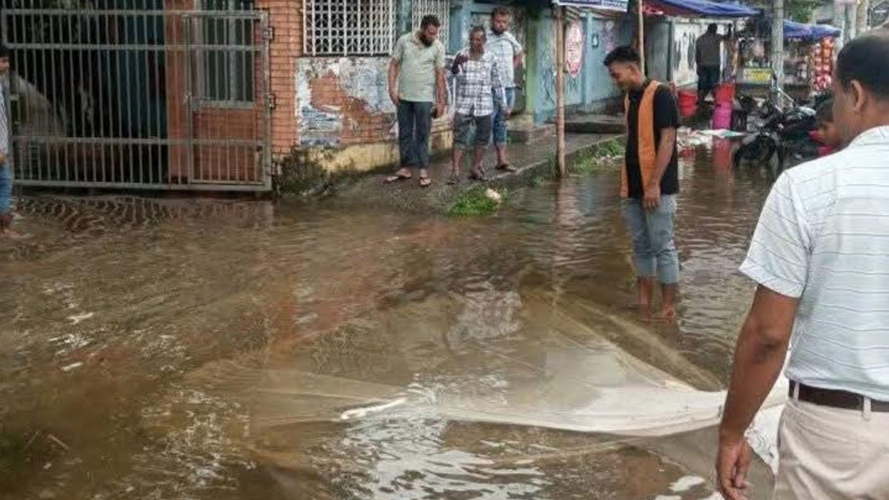 দেশের সর্বোচ্চ বৃষ্টিপাত নোয়াখালীতে, ৪ লেন সড়কে মাছ ধরলেন বাসিন্দারা