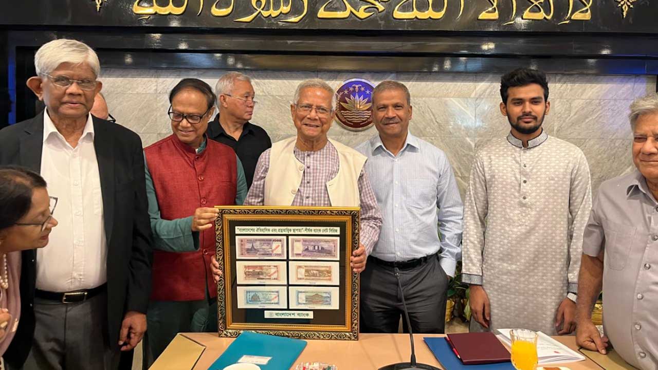 প্রধান উপদেষ্টার কাছে ছয়টি নতুন ডিজাইনের নোটের ছবি হস্তান্তর