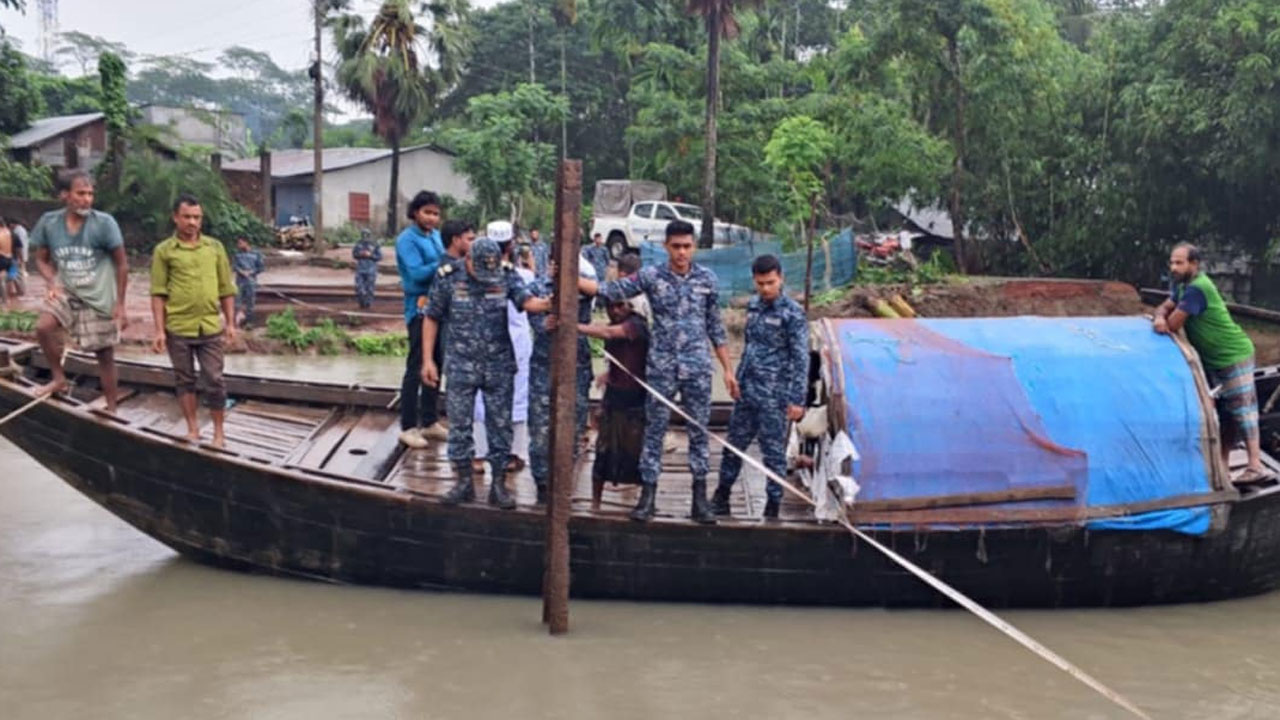 বরগুনায় ক্ষতিগ্রস্ত সড়কে নৌবাহিনীর বাঁশের সাঁকো নির্মাণ