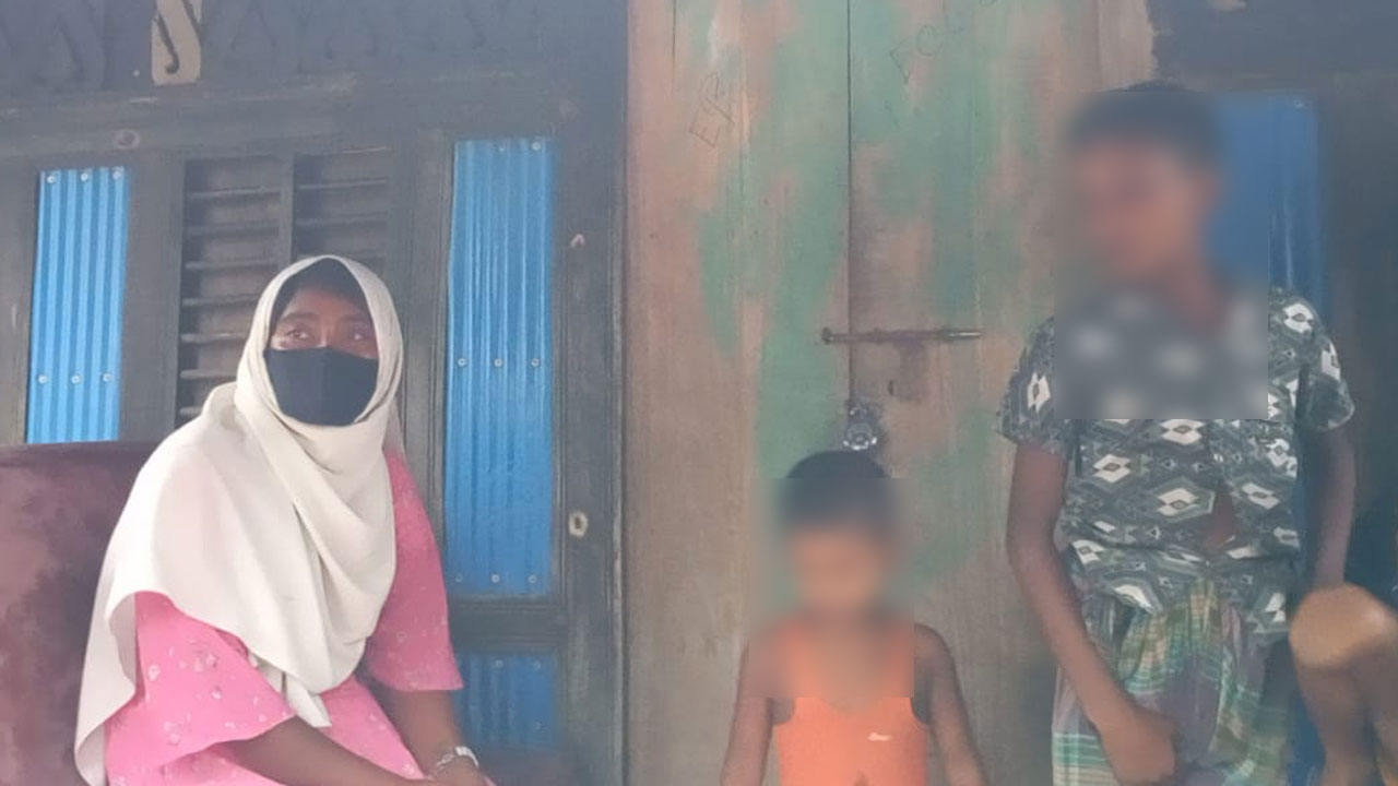 স্ত্রীর স্বীকৃতির দাবিতে তরুণীর অনশন,পরিবার পলাতক