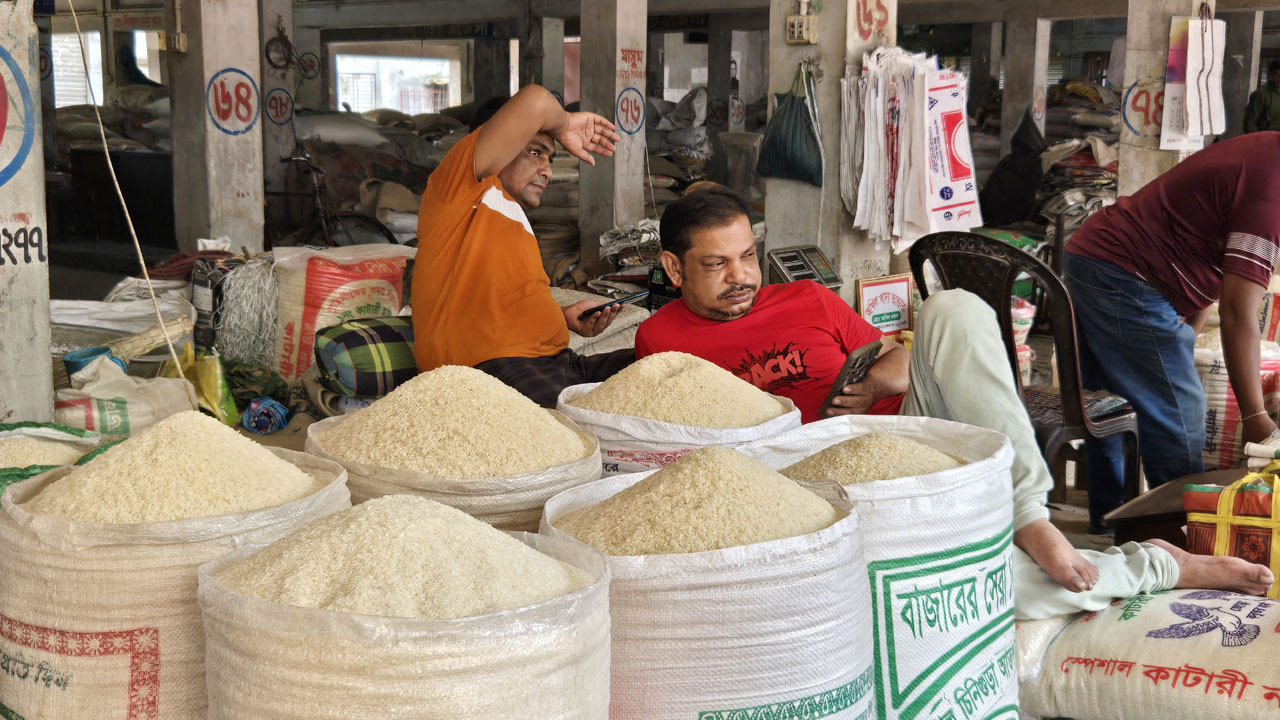 নওগাঁয় কেজিতে ৬ টাকা পর্যন্ত বেড়েছে চালের দাম