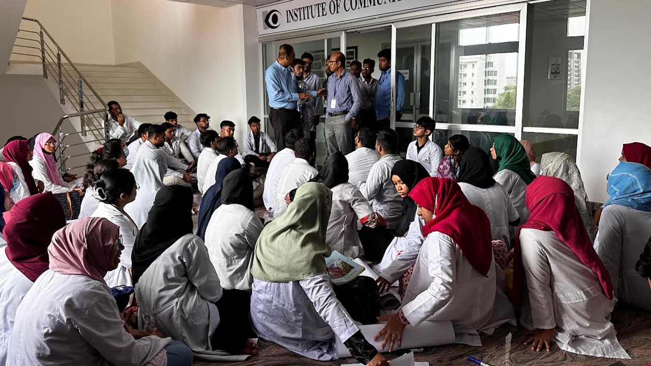 স্বাধীনভাবে প্র্যাকটিসসহ ৭ দাবিতে চট্টগ্রামে আইসিও শিক্ষার্থীদের বিক্ষোভ