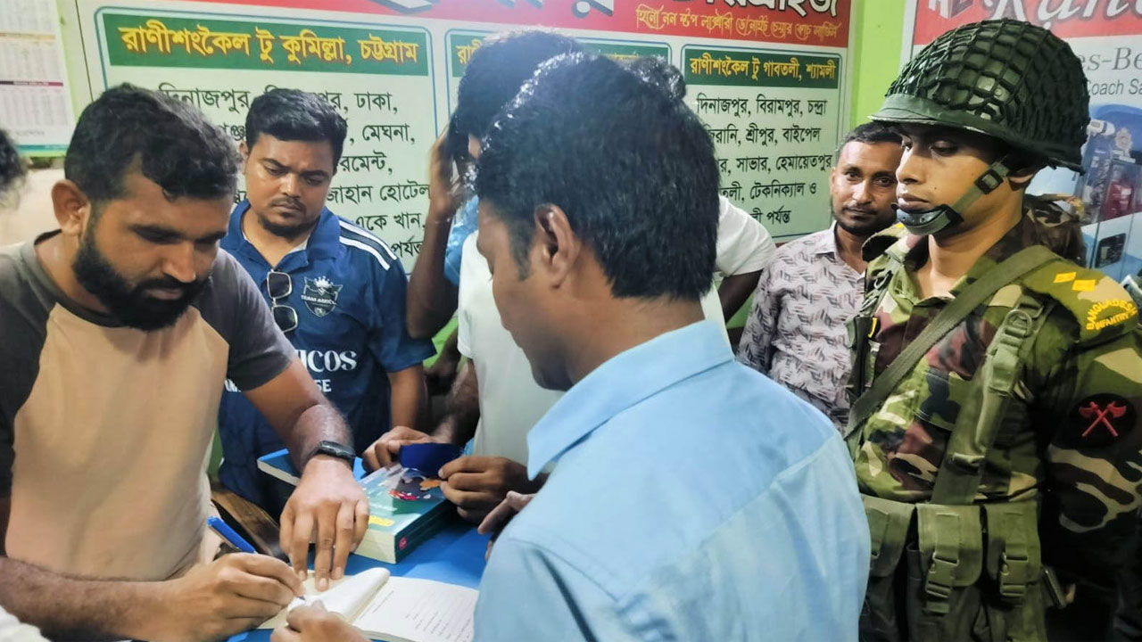 মধ্যরাতে সেনাবাহিনীর অভিযান, অতিরিক্ত ভাড়া নেওয়ায় দুই পরিবহনকে জরিমানা