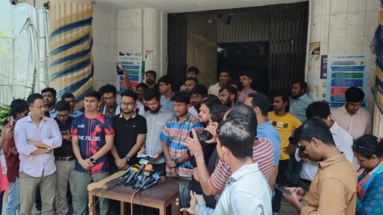 ২৪ ঘণ্টার আল্টিমেটাম : হল পরিদর্শনে আসতে হবে স্বাস্থ্য উপদেষ্টাকে