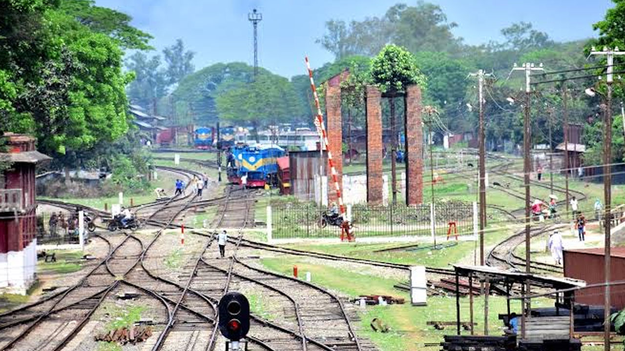 ছাদে রেলভ্রমণ, স্টেশনের আগেই থেমে গেল তরুণের জীবন