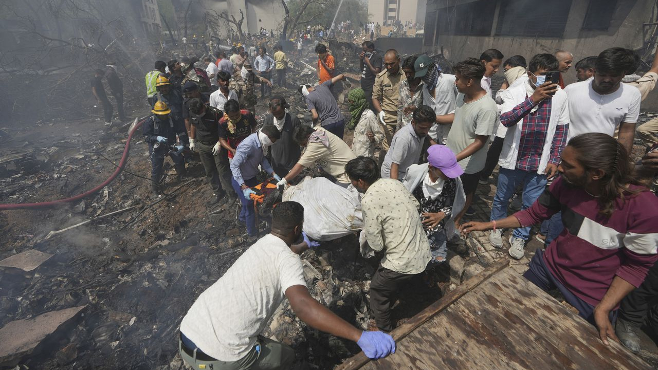 গুজরাটে বিমান বিধ্বস্ত, নিহত বেড়ে প্রায় ৩০০